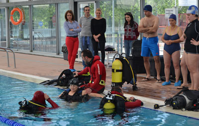 Los bomberos introducen a usuarios de Cocemfe en la práctica del buceo