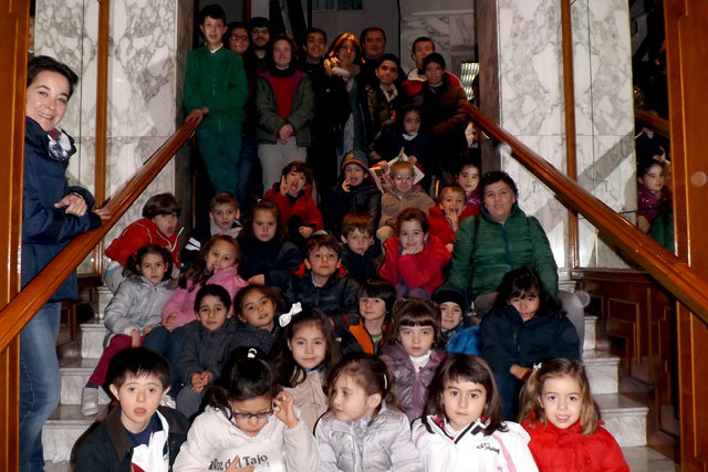 Visita de alumnos del colegio 'Rafael Morales' a la redacción de La Voz del Tajo