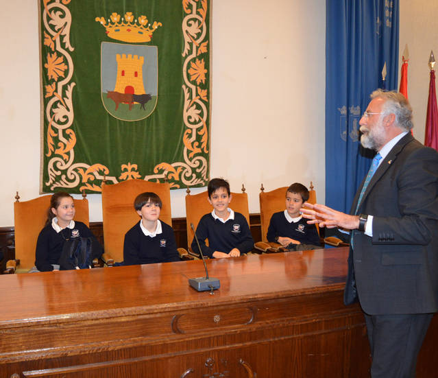 'Sagrados Corazones' visitan el Ayuntamiento