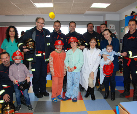 Los Bomberos alegran la jornada en Pediatría