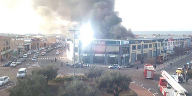 Arde la cabina de pintado de un taller