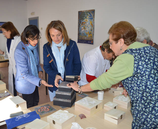 Visita a las alumnas del taller de manualidades