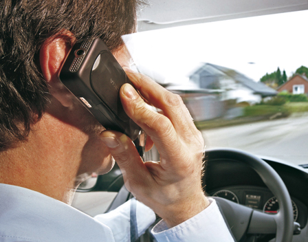 Tres denuncias por hablar por teléfono al volante