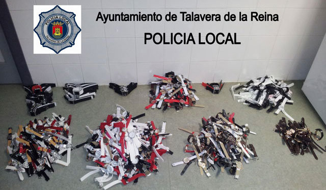 La Policía Local detiene a dos personas por delitos contra la propiedad intelectual en el mercadillo