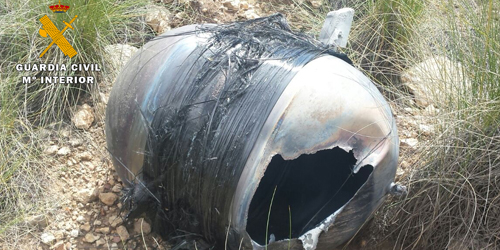 La Guardia Civil recoge en un terreno rural de Hellín un fragmento aeroespacial de titanio