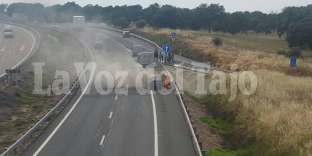 Sale ardiendo un coche en la A-5 a la altura de Alcañizo