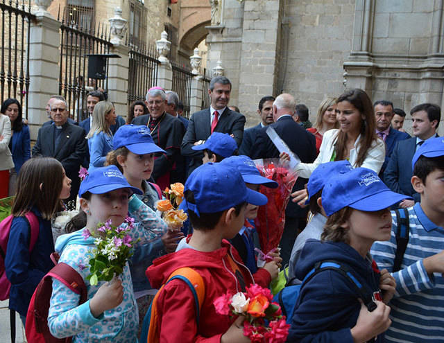 Ofrenda floral que anuncia el comienzo del Corpus