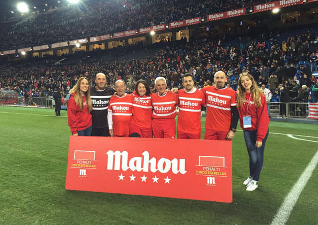 Ángel Luis Sotelo, tercero por la derecha, posando para la foto con todos los ganadores.