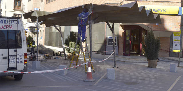 Sigue la instalación de la pérgola junto al edificio de Correos