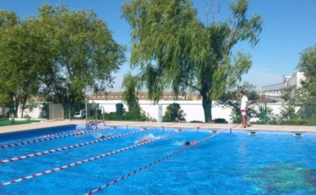 Fallece un hombre en una piscina municipal