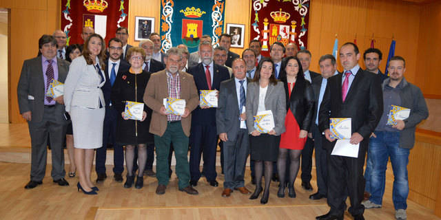 Todos de la mano en el Pleno Comarcal con motivo de las Mondas