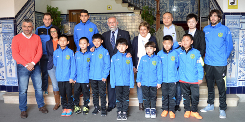 Recepción en el Ayuntamiento a los pequeños futbolistas chinos