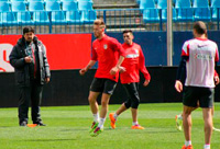 Roberto Mañas con la primera plantilla del Atlético de Madrid