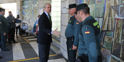 Fernández de Mesa visita a los dos guardias civiles heridos de gravedad en un accidente de tráfico en El Viso de San Juan