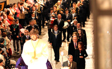 El alcalde acompaña a la Cofradía del Cristo Nazareno Cautivo en su procesión de lunes santo