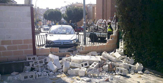 Espectacular accidente de un coche contra el muro de Las Misioneras