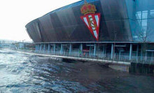 El temporal inunda el estadio El Molinón de Gijón