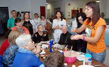 Los pacientes oncológicos del Hospital de Talavera con las “manos en la masa” en un taller de cupcakes