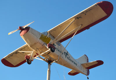 El Ayuntamiento mediará para lograr que la avioneta ubicada a la entrada de Talavera permanezca en su actual ubicación