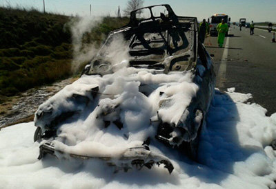 Los bomberos extinguen el fuego de un turismo calcinado en la A5 