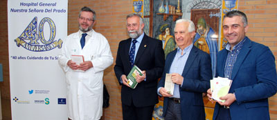 La UNED dona libros a la biblioteca de pacientes del Hospital de Talavera