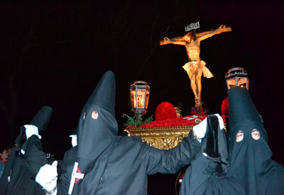 La solemnidad del silencio arropa al Cristo de la Espina