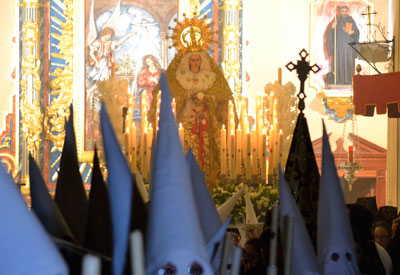 La 'Blanca Paloma' abre con majestuosidad las procesiones de Semana Santa