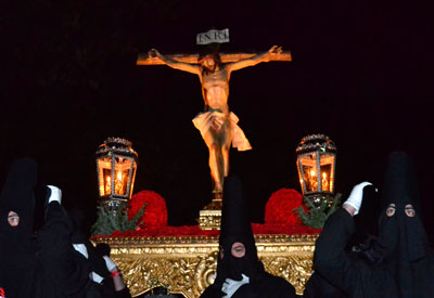 Riguroso silencio y candelas marcan el paso al Cristo de la Espina