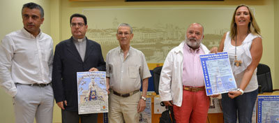 Un manto de claveles blancos para honrar a la Virgen del Prado