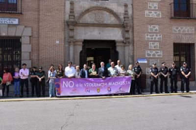 La Corporación Municipal guarda un minuto de silencio por las ocho mujeres víctimas de violencia de género del mes de junio