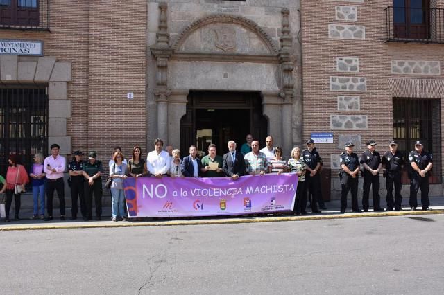 La Corporación Municipal guarda un minuto de silencio por las ocho mujeres víctimas de violencia de género del mes de junio