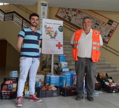 Voluntarios de Cruz Roja recogen las donaciones de la campaña 1x1 d ela UNED