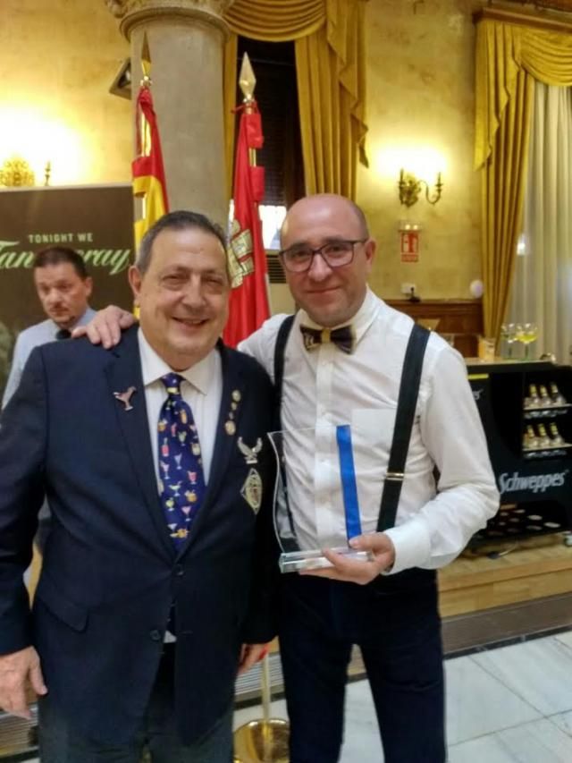 Domingo Martín (d) con el presidente de la Federación Internacional de Barmans Asociaciones (FIBA), Pepe Dioni, durante el certamen de Salamanca