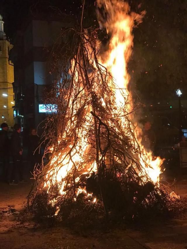 Los chozos de Puente del Arzobispo volvieron a arder en honor a la patrona Santa Catalina