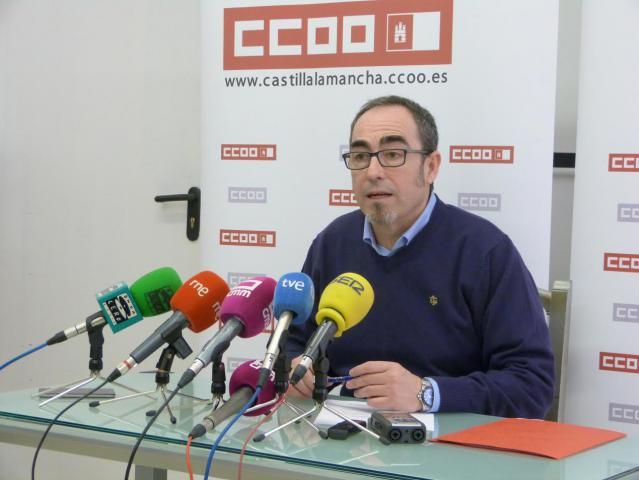 El secretario general de CCOO CLM, Paco de la Rosa, en rueda de prensa 