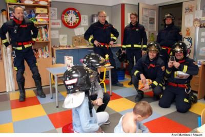 Los Bomberos visitan a los niños ingresados en el Hospital de Talavera