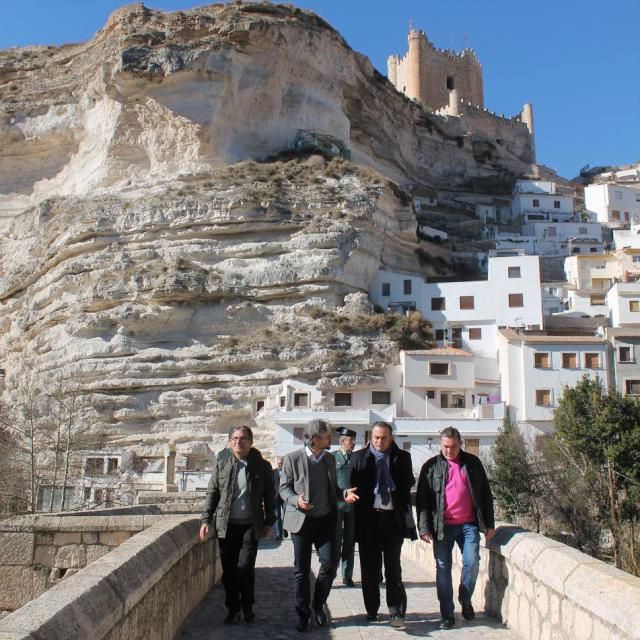 El delegado del Gobierno en Castilla-La Mancha  en su visita a Alcalá del Júcar