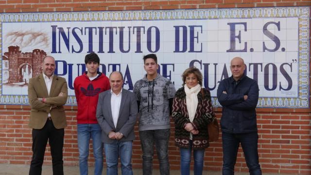 Los becados, Alejandro Sanguino Osa y César Fernández Álvarez, junto a los representantes políticos y el director del centro