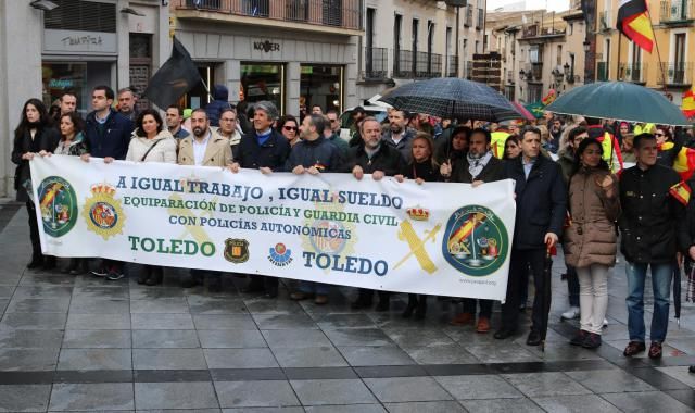 Cabecera de la concentración en Toledo para pedir la equiparación salarial entre policías