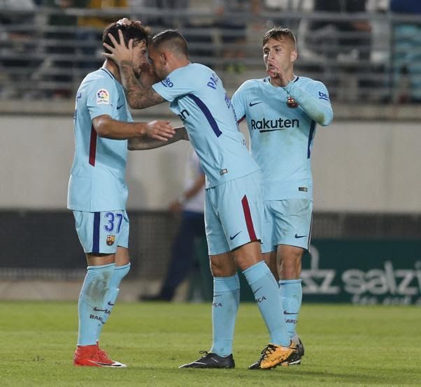 Arnáiz felicitado por sus compañeros tras marcar el tercer gol