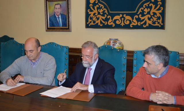 Firma del convenio de colaboración entre el Ayuntamiento y la empresa Iniciativas RFE