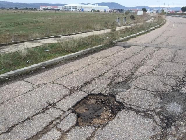 Los baches y socavones de Torrehierro dan la bienvenida a las empresas