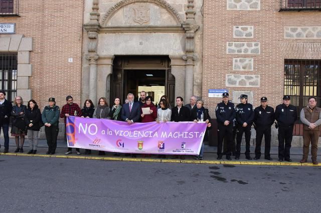 Talavera guarda un minuto de silencio por las víctimas de violencia de género