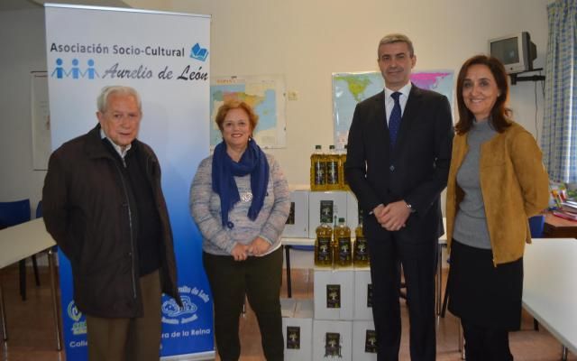 La Asociación ‘Aurelio de León’ de Talavera recibe 500 litros de aceite de la Diputación