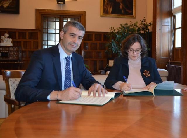 El presidente de la Institución provincial firmando el convenio de colaboración con la Asociación Down Talavera 