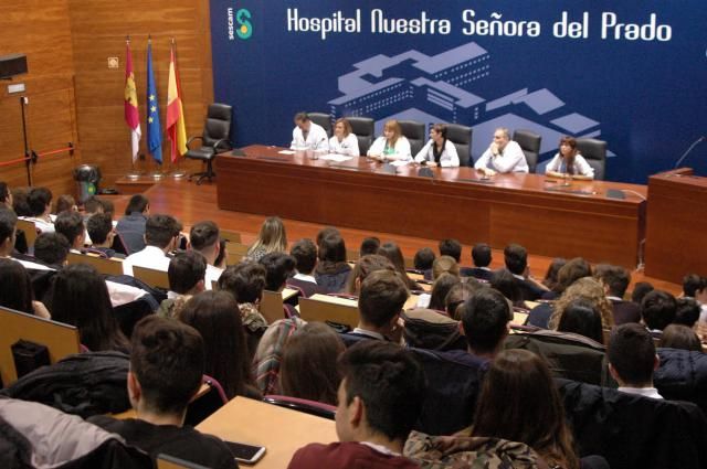 Más de 240 estudiantes de Talavera participan en una jornada para conocer el día a día de un centro hospitalario