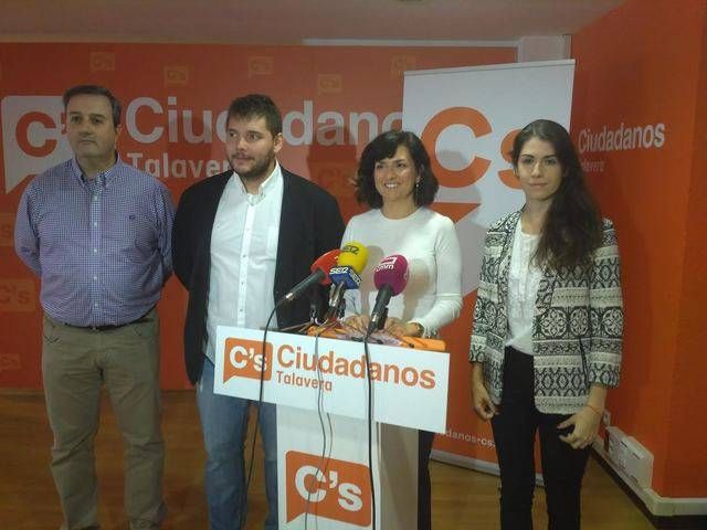 La portavoz de la formación naranja, Orlena De Miguel (centro), junto con representantes de la Agrupación de Cs en Talavera