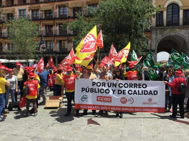 Concentración de los trabajadores de Correos en Toledo