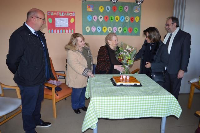 Matilde Martín Gutiérrez  recibienod un ramos de flores de manos de la concejala Lucía Pérez Sedeño