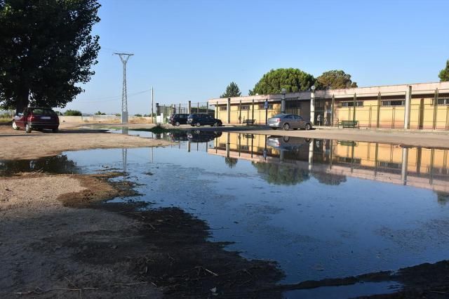 El charco frente a la piscina de Patrocinio sigue creciendo sin que nadie aporte soluciones